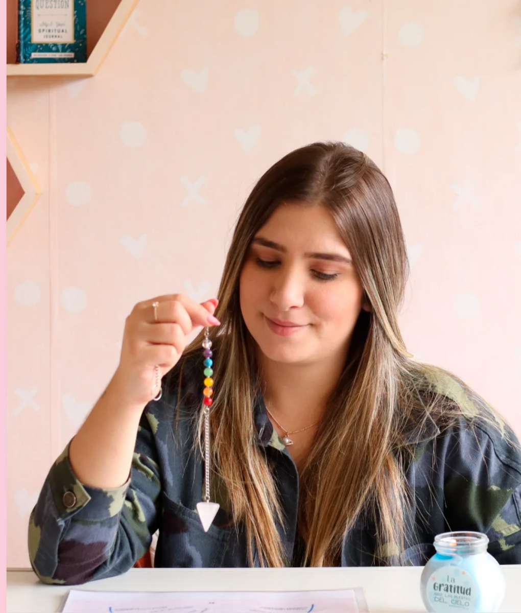 Vero Pérez leyendo el péndulo